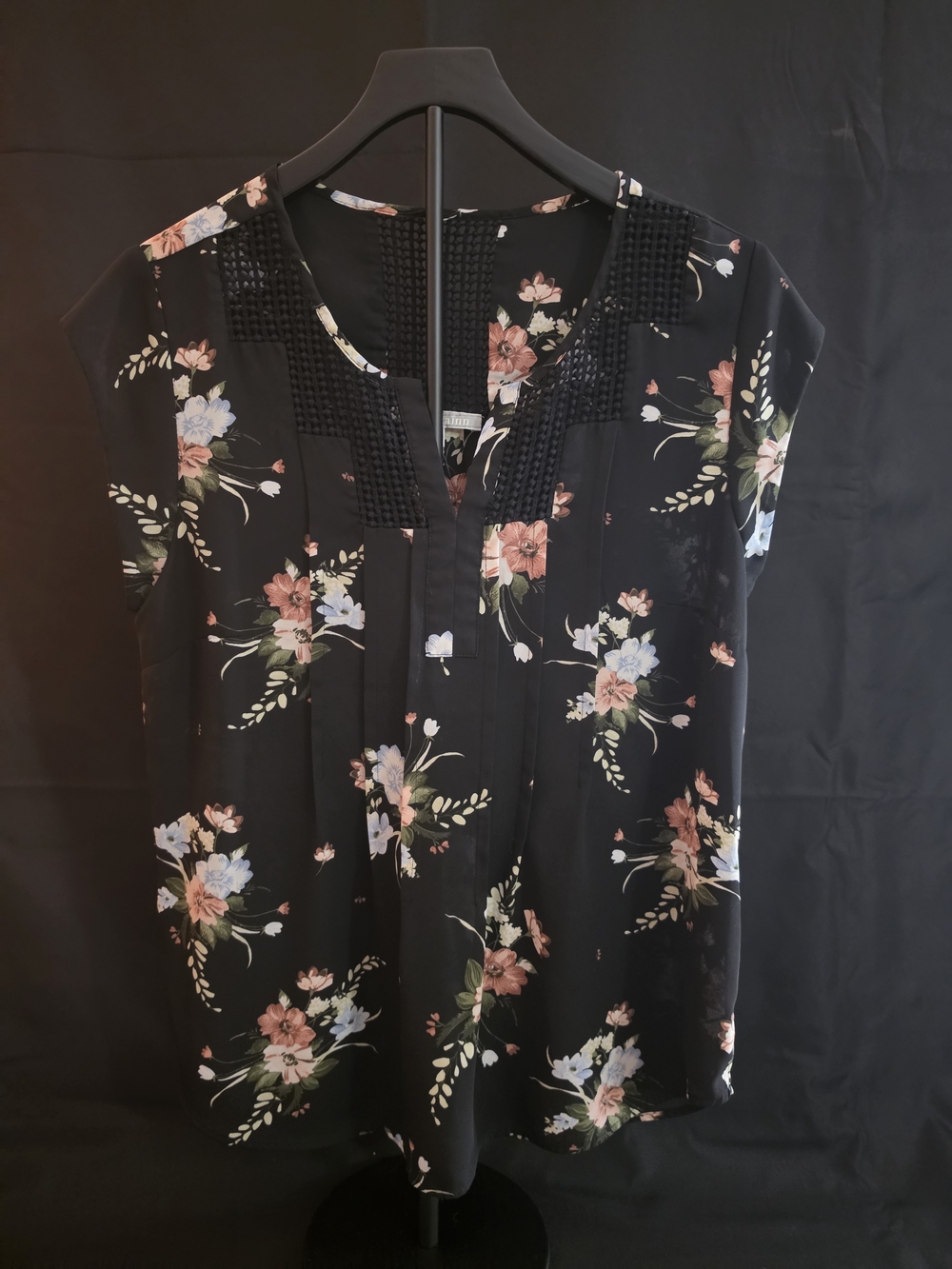 Daniel Rainn Black Floral V-Neck Short Sleeve Blouse